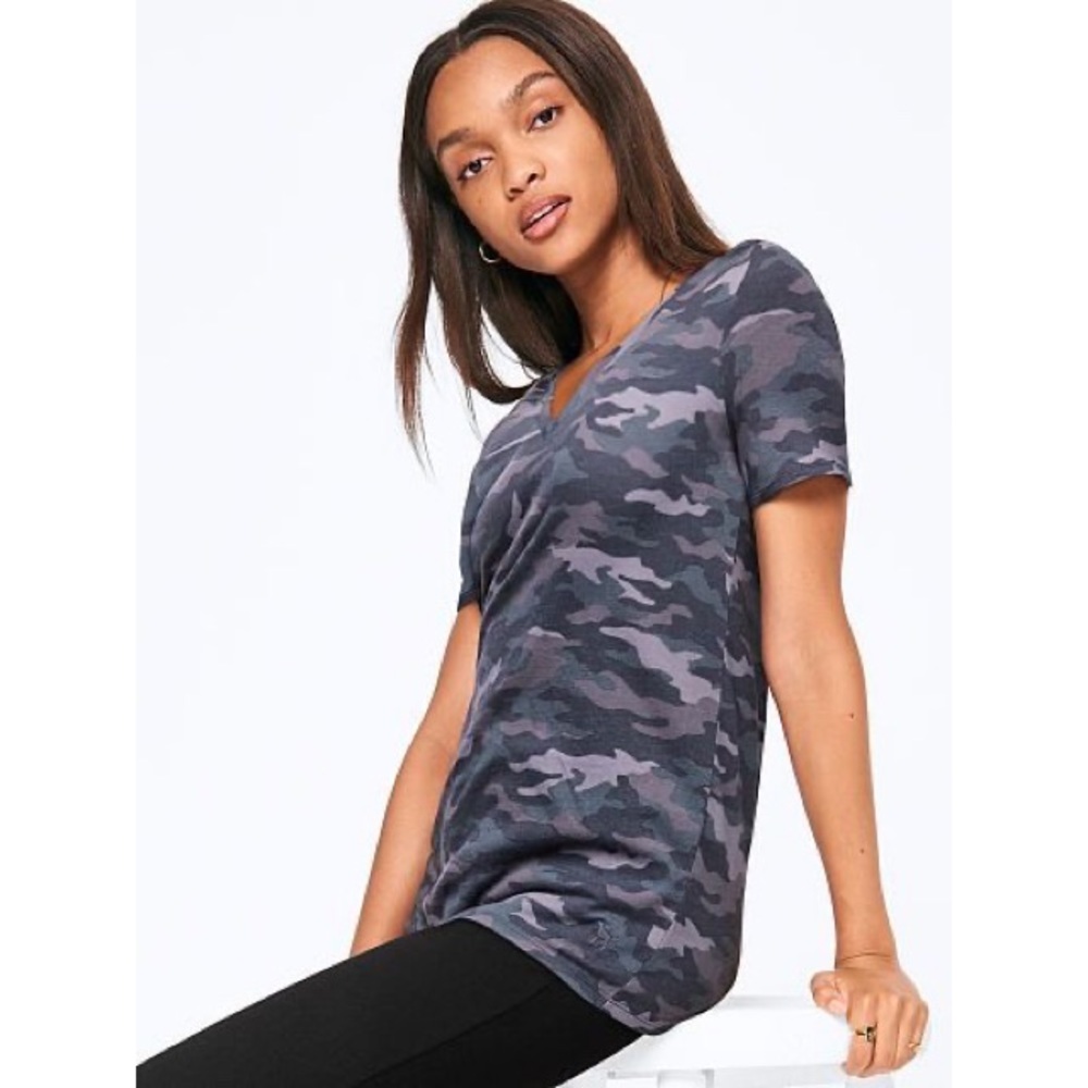PINK Victoria’s Secret Grey Camouflage V-Neck Essentials Tee - Picture 1 of 9